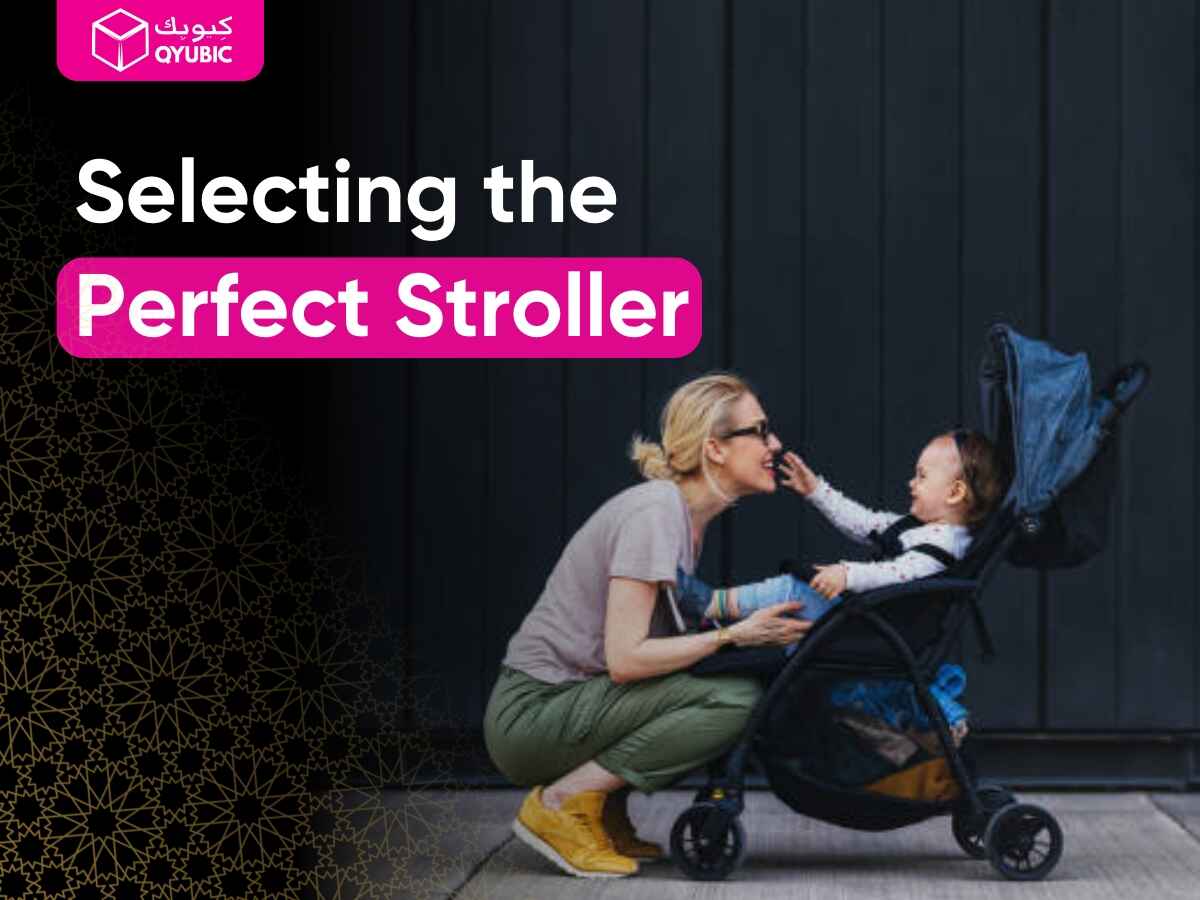 Mother kneeling to interact with her baby in a modern black stroller, illustrating Qyubic’s guide on selecting the perfect stroller.