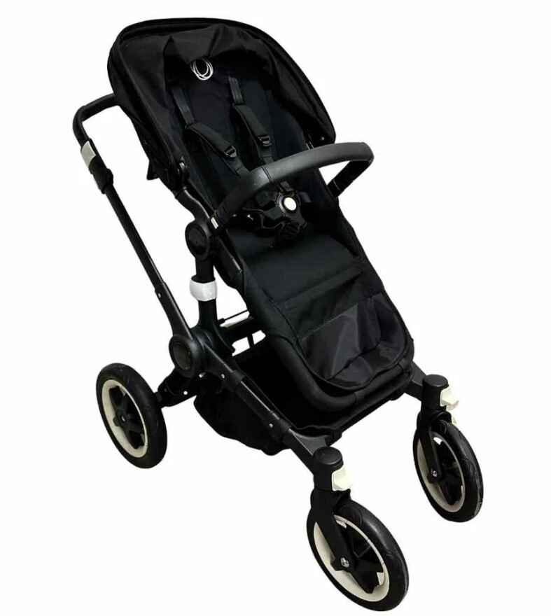 Bugaboo Buffalo pushchair in grey, designed for all-weather use with an adjustable canopy – a premium stroller for kids and outdoor-loving parents.